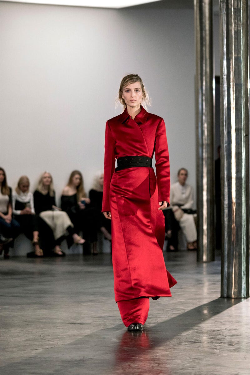 Fashion show, Runway, Fashion, Fashion model, Waist, Fashion design, Model, Haute couture, Silk, One-piece garment, 