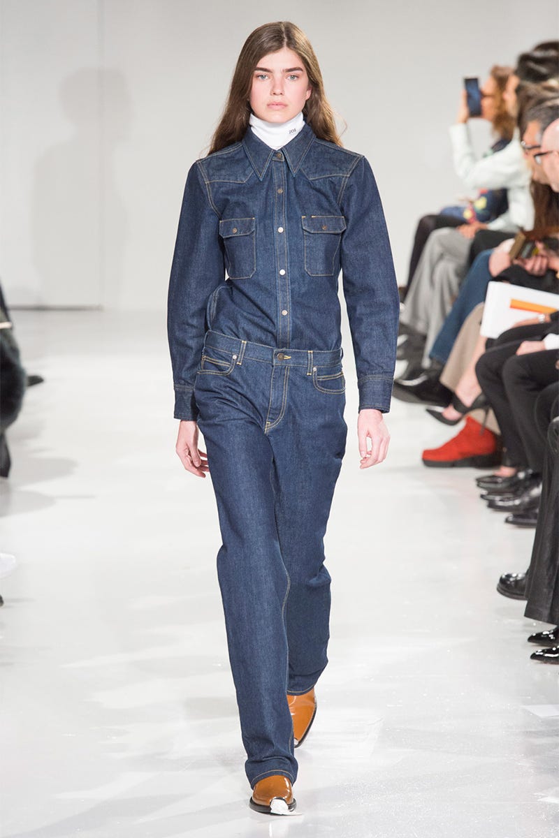 Clothing, Fashion show, Sleeve, Denim, Shoulder, Textile, Joint, Outerwear, Collar, Fashion model, 