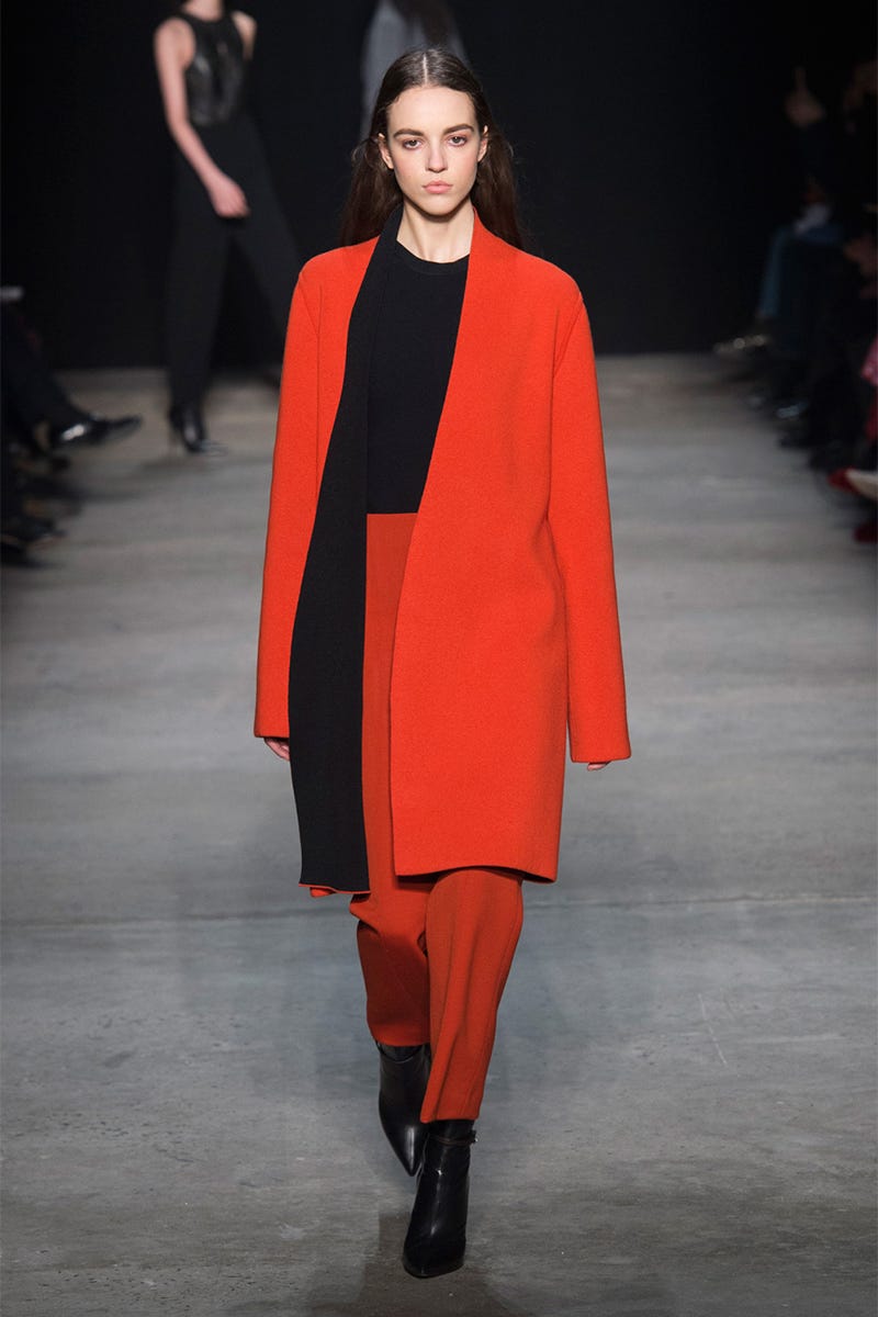 Fashion show, Shoulder, Joint, Outerwear, Fashion model, Runway, Style, Winter, Street fashion, Fashion, 