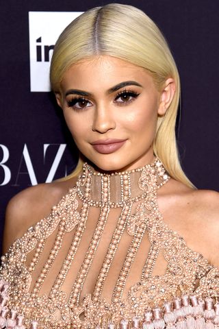 NEW YORK, NY-septembrie 09: Kylie Jenner participă la sărbătoarea icoanelor Harper ' s Bazaar de Carine Roitfeld prezentată de Infor, Laura Mercier și Stella Artois la Hotelul Plaza pe 9 septembrie 2016 din New York. (Fotografie de Jamie McCarthy/Getty Images pentru Harper Bazaar)'s Bazaar's celebration of "ICONS By Carine Roitfeld" presented by Infor, Laura Mercier, and Stella Artois at The Plaza Hotel on September 9, 2016 in New York City. (Photo by Jamie McCarthy/Getty Images for Harper's Bazaar)