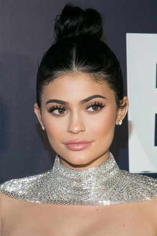 BEVERLY HILLS, CA - 08 de JANEIRO de: Kylie Jenner chega para os 74 Globos de Ouro anuais da NBCUniversal após uma festa no Beverly Hilton Hotel em 8 de janeiro de 2017 em Beverly Hills, Califórnia. (Foto por Gabriel Olsen/FilmMagic)'s 74th Annual Golden Globes After Party at The Beverly Hilton Hotel on January 8, 2017 in Beverly Hills, California. (Photo by Gabriel Olsen/FilmMagic)