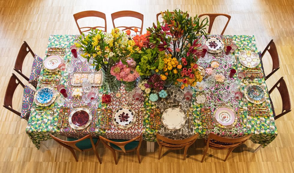 Floral design, Flower Arranging, Floristry, Flower, Tablecloth, Textile, Plant, Cut flowers, Tableware, Home accessories, 