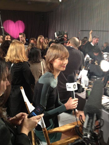 Karlie Kloss Short Hair Backstage At Victoria S Secret Fashion Show