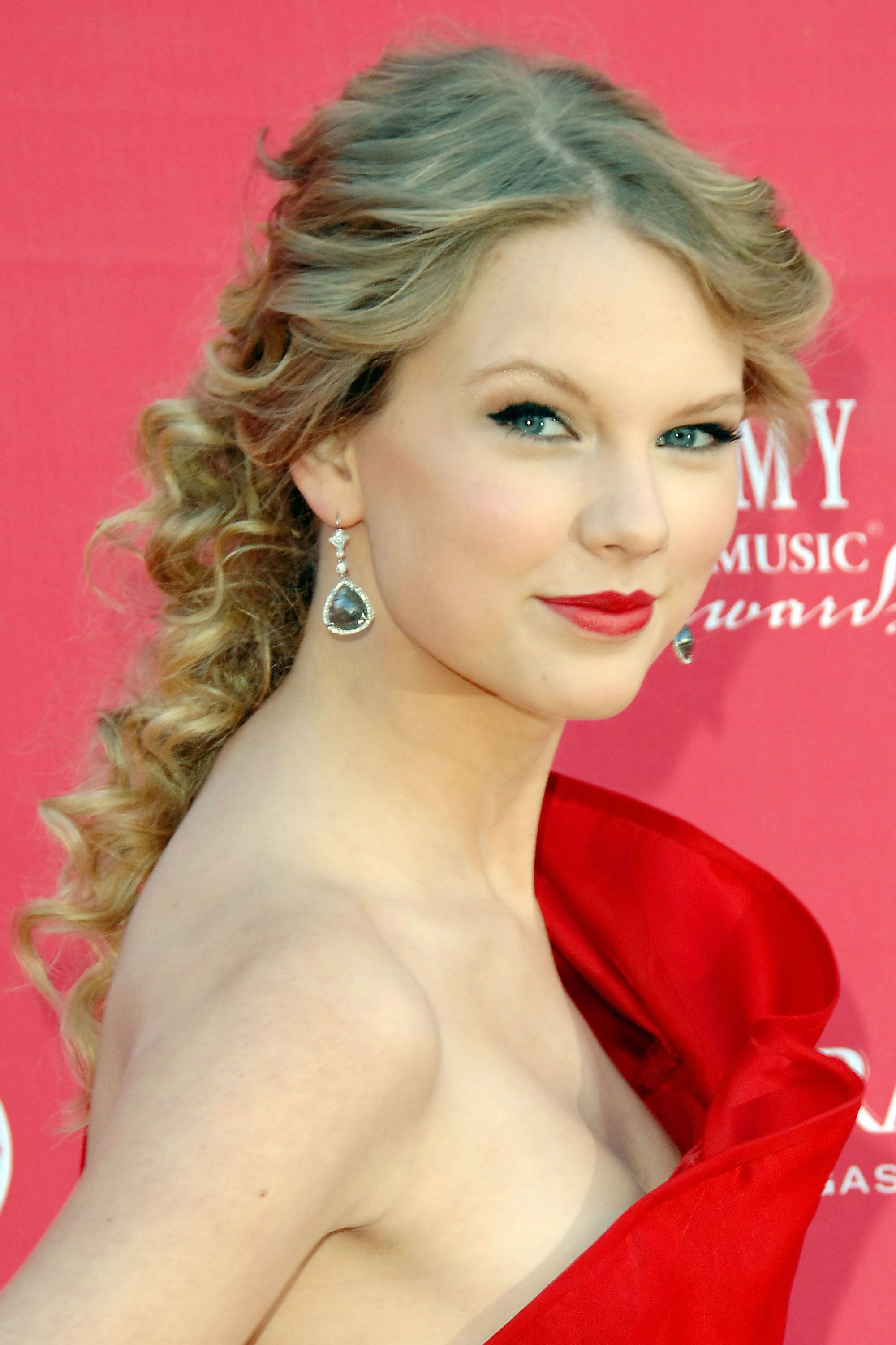 Taylor Swift's Amazing Beauty Transformation Through the ...