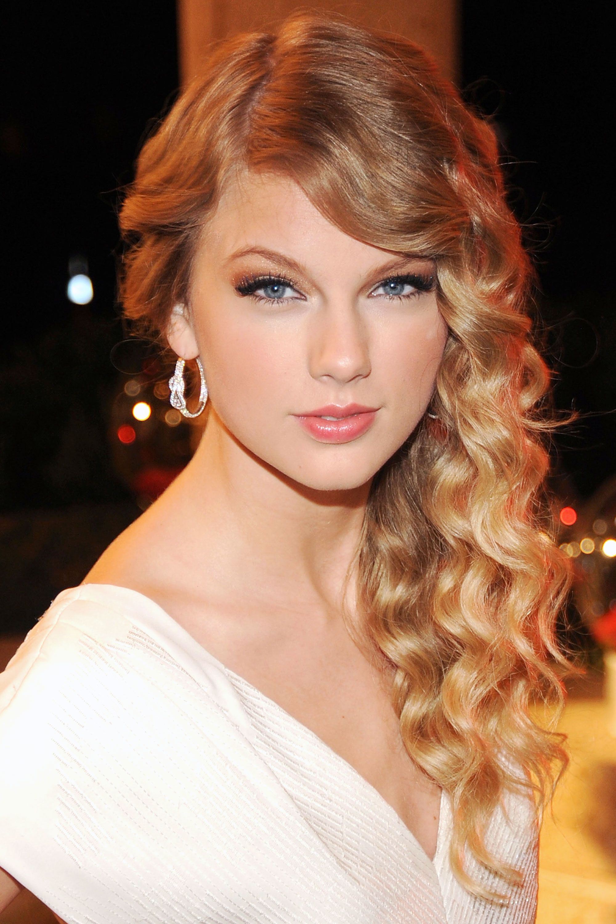22 of Taylor Swifts Best Curly Straight  Short Hairstyles  Brit  Co