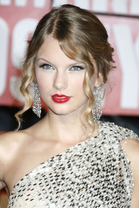 Taylor Swift Hairstyles - Taylor Swift's Curly, Straight, Short, Long Hair