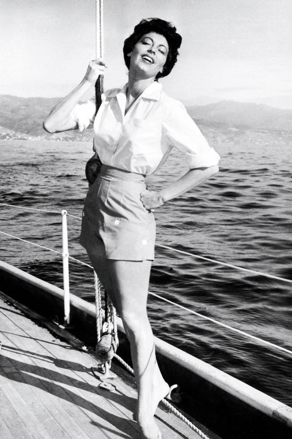 White, Boat, Monochrome, Watercraft, Vintage clothing, Boats and boating--Equipment and supplies, Ship, Sound, Retro style, Wind, 
