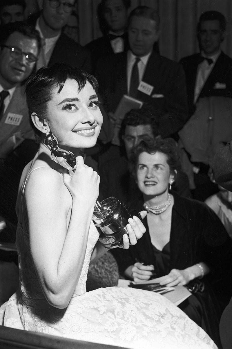 Vintage Photos Of Oscars And Golden Globes Fashion - Audrey Hepburn ...