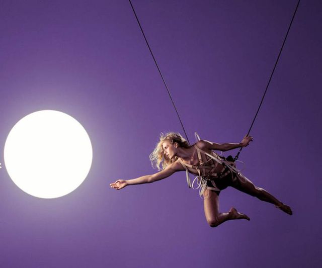 Performing arts, Rope, Knee, Adventure, Performance art, Aerialist, Balance, Stunt performer, Acrobatics, Bungee cord, 