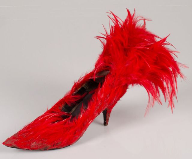 Red, Carmine, Costume accessory, Feather, Natural material, Maroon, Fur, Coquelicot, Animal product, Fashion design, 