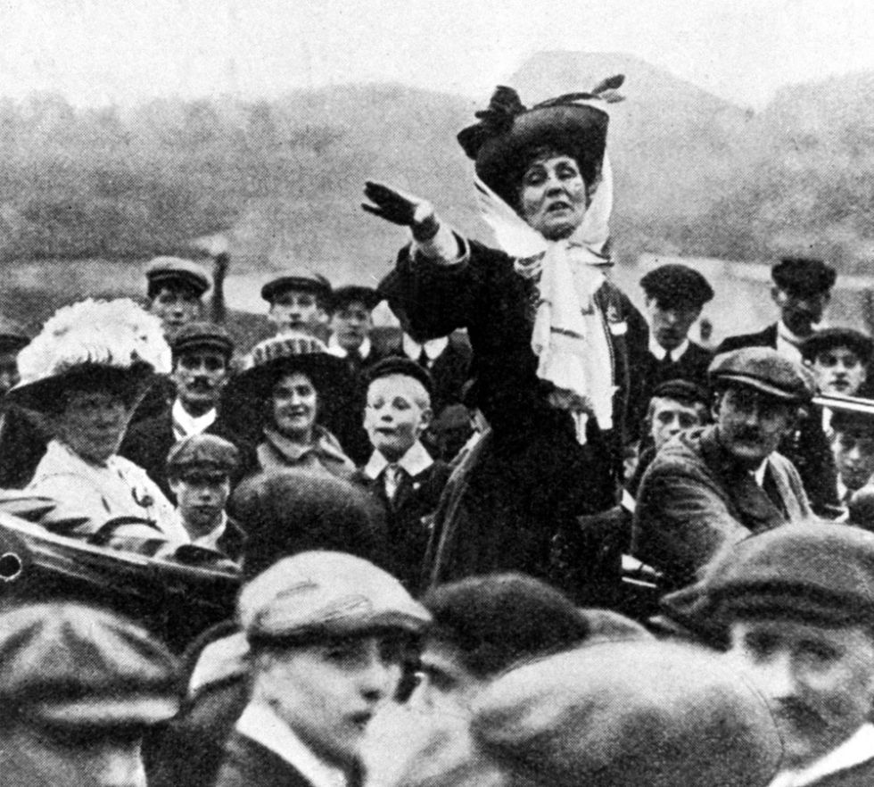 <p>1858 – 1928</p><p>Emmeline Pankhurst wilde nog weleens een brandje stichten of ruitje ingooien om haar punt te maken. Ook op haar kerfstok: een beraming van een bomaanslag op het huis van de destijds toekomstige minister-president David Lloyd George. Da's niet mis. Maar hé, ons hoor je niet klagen. Het vrouwenkiesrecht hebben we goeddeels aan suffragette Pankhurst en haar Women's Social and Political Union (WSPU) te danken. Dus.</p>