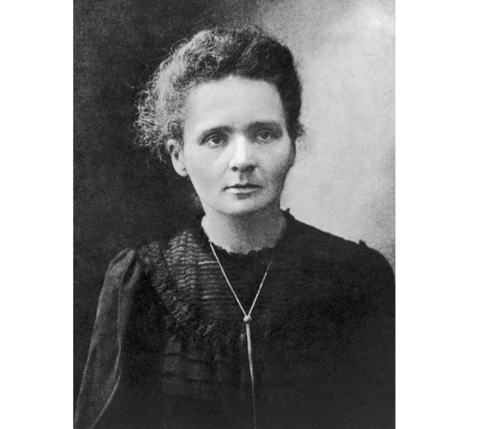 <p>1867 – 1934</p><p>De van origine Poolse Curie was de eerste vrouw die een Nobelprijs opstreek voor haar verdiensten als schei- en natuurkundige, en tot dusver de enige vrouw in de geschiedenis die dat twee keer flikte. Samen met man Curie deed ze onderzoek naar radioactiviteit – dat haar uiteindelijk de das omdeed: ze stierf aan leukemie door constante blootstelling aan radioactief materiaal. Voor wie zich interesseert in radioactiviteit (en voor wie de Franse taal beheerst): haar onderzoek Recherches sur les Substances Radioactive lees je <a href="https://archive.org/stream/recherchessurles00curi#page/20/mode/2up" target="_blank">hier</a>.</p>