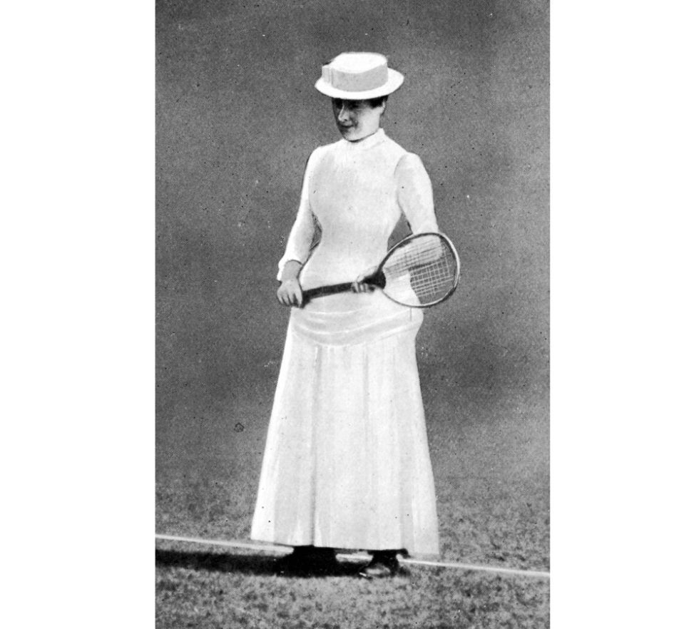 <p>1864 –1946</p><p>In een lange rok en met hoed staat ze op de tennisbaan. We schrijven 1884 en Maud Watson staat in de finale van 's werelds meest prestigieuze tennistoernooi: Wimbledon. Een geoefend tennisspeler weet: hopeloos onpraktisch tijdens een tenniswedstrijd, zulke kleren. Maar Watson weet niet beter, tennist een ijzersterk potje, en wint de finale. Ze was de eerste vrouw die er op Wimbledon met de eerste prijs vandoor ging – een zilveren bloemenmand ter waarde van 20 schillingen. </p>