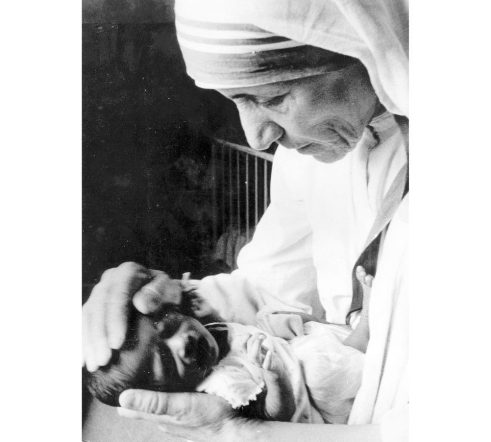 <p>1910 – 1997</p><p>Een weldoener van heb ik jou daar. De van origine Albanese Moeder Teresa – geboren als Agnes Gonxha Bojaxhiu – blies tijdens haar handel en wandel naastenliefde nieuw leven in. Ze ruggensteunde de zieken en armen waar ze kon en voorzag menig straatkind van een broodnodig stuk onderwijs. Met haar orde van de Missionarissen van Naastenliefde vielen haar voorname onderscheidingen ten deel. Een daarvan was de Nobelprijs voor de Vrede. Een ander kwam na haar dood: een heiligverklaring, erkent door het Vaticaan (had dan weer niet per se gehoeven, maar <em>soit.</em>)</p>