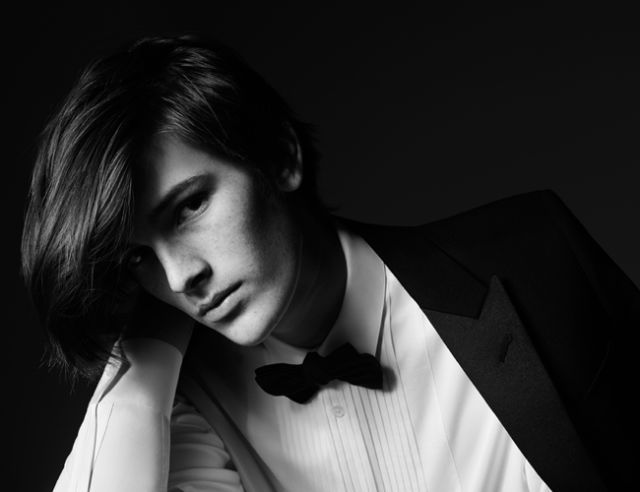 Dress shirt, Hairstyle, Collar, Coat, Eyebrow, Suit, Outerwear, Formal wear, Style, Monochrome photography, 