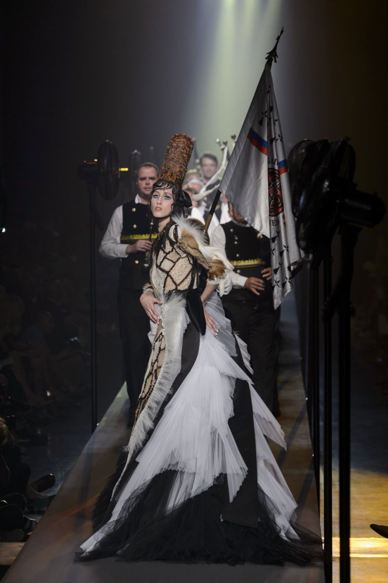 Gown, Costume design, Stage, Bridal clothing, Flag, Costume, Victorian fashion, Haute couture, Performance art, Wedding dress, 
