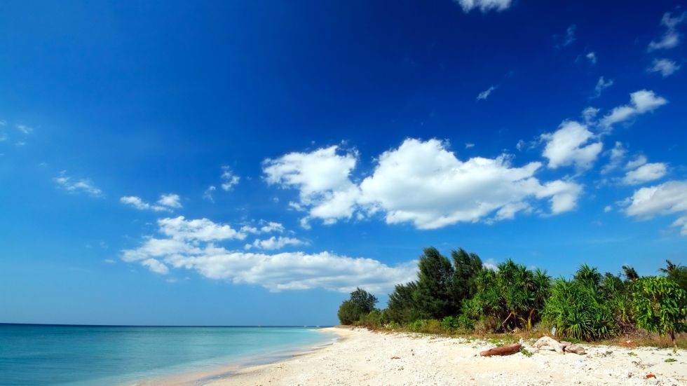 Body of water, Nature, Coastal and oceanic landforms, Blue, Daytime, Sky, Natural environment, Cloud, Shore, Coast, 