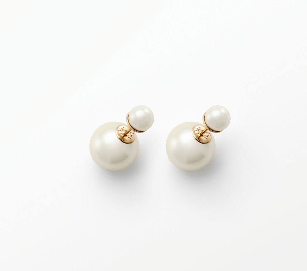Fashion accessory, Pearl, Natural material, Metal, Ivory, Body jewelry, Earrings, Gemstone, Silver, Craft, 