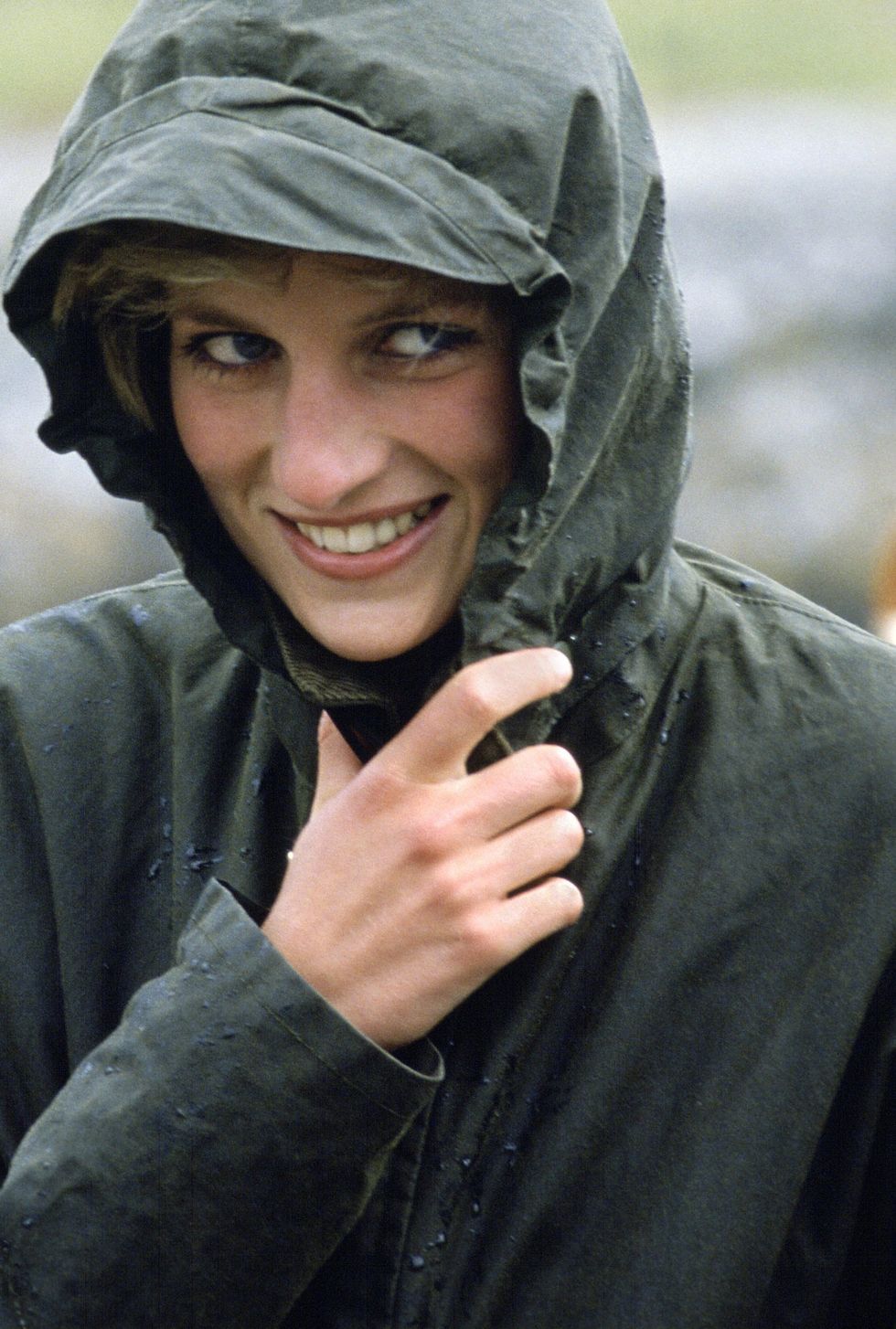 Finger, Sleeve, Outerwear, Facial expression, Jacket, Gesture, Thumb, Hood, Laugh, Portrait photography, 