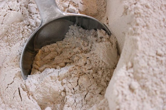 Kitchen utensil, Powder, Sand, Mixture, Building material, Flour, Spoon, Cutlery, 