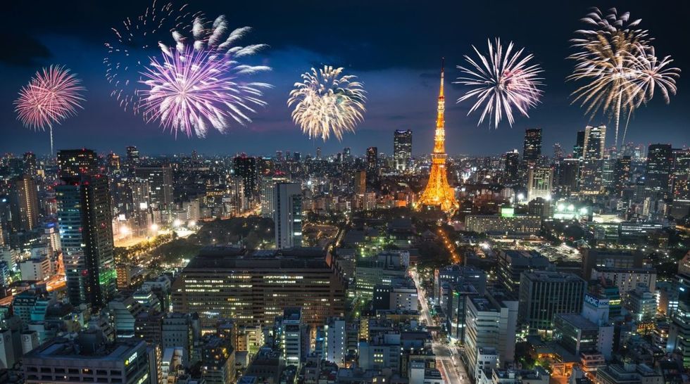 <p>Vuurwerk zoals hierboven is eigenlijk niet de <em>main activity</em> tijdens Nieuwjaar in Japan. Wat dan wel? Een bezoekje aan de Shinto-schrijn of -tempel, waar er dan, naast offeren aan en bidden tot de goden, genoeg feestelijks te doen is.</p>