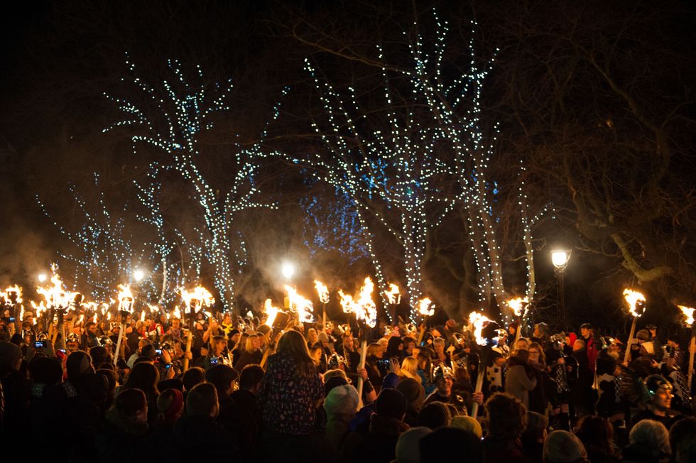 <p>Het Schotse nieuwjaarsfeest noemt men Hogmanay, een traditie geërfd van de Vikingen. Naast het vuurwerk zijn er processies met toortsen, en het is gebruikelijk je huis schoon te maken voor middernacht, voor een echte frisse start.</p>