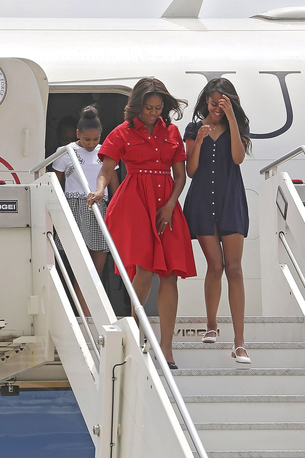 VENICE, ITALY - JUNE 19: First Lady Michelle Obama (C) arrives with daughters Malia Obama (R) and Sasha Obama (L) on June 19, 2015 in Venice, Italy. Michelle Obama has travelled to Italy where she is expected to speak about her 'Let's Move' initiative to combat childhood obesity.  (Photo by Awakening/Getty Images)