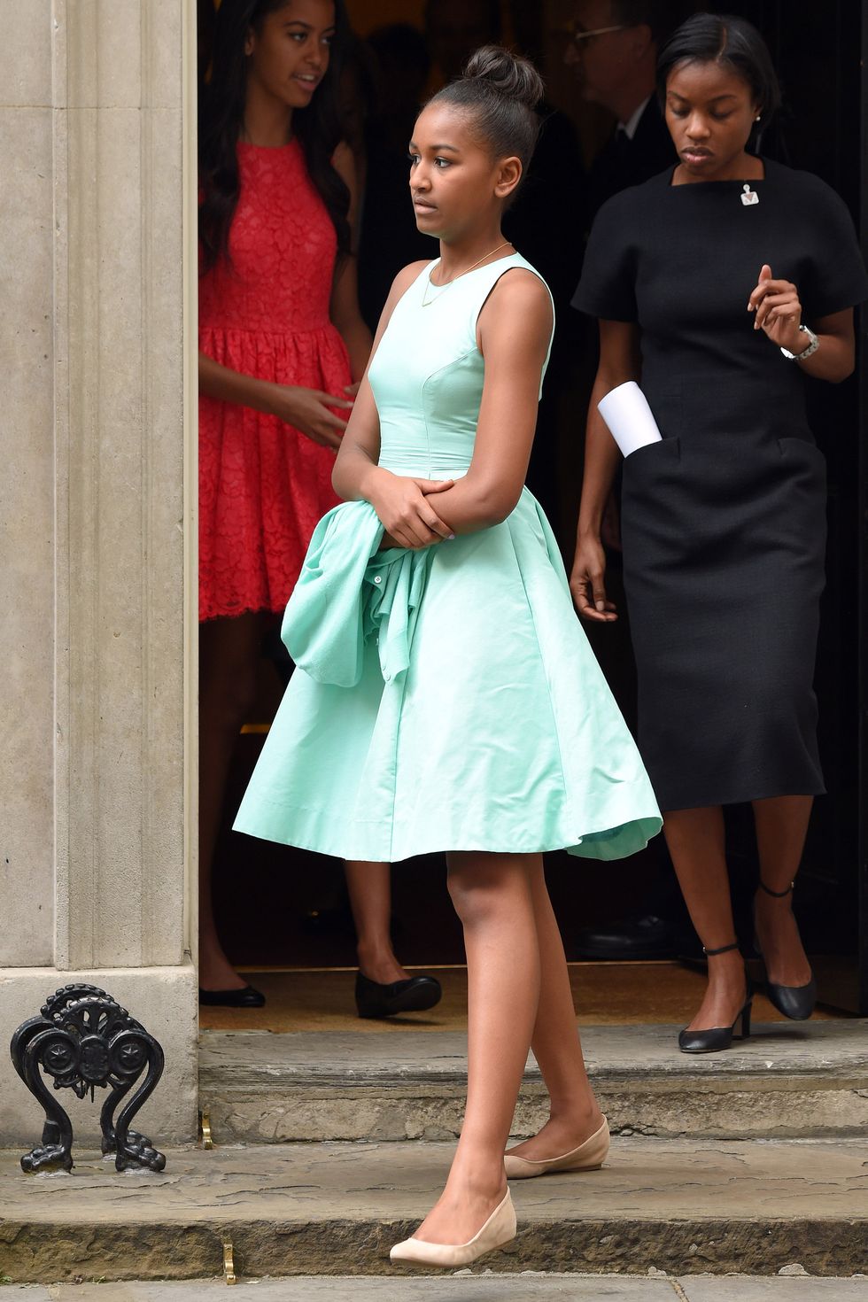 LONDON, ENGLAND - JUNE 16:  Malia Obama (L) and Natasha Obama (R) depart after their visit of 10 Downing Street on June 16, 2015 in London, England.  (Photo by Karwai Tang/WireImage)