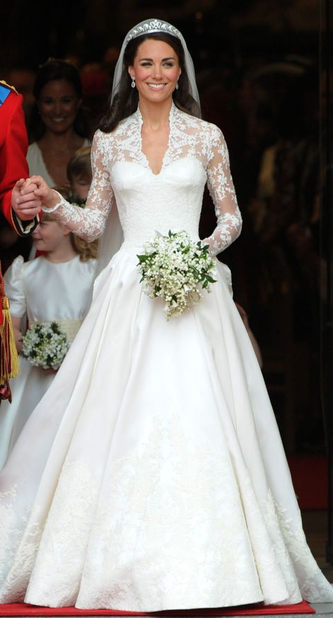 <p>Nooit werden de exacte kosten van de trouwjurk van Kate vrijgegeven, maar de waarde van de <strong>Alexander McQueen</strong>-jurk wordt geschat op 313.000 euro.</p>