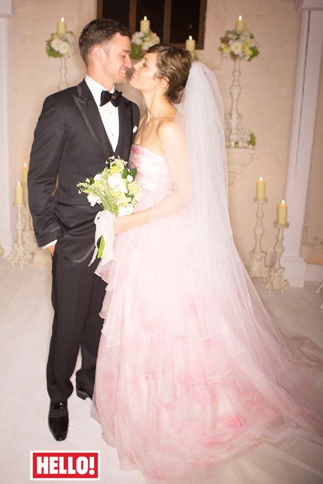 <p>Jessica Biel trouwde met Justin Timberlake in deze roze wolk van een <strong>Giambattista Valli</strong>-jurk die naar het schijnt meer dan 88.000 euro zou hebben gekost.</p>