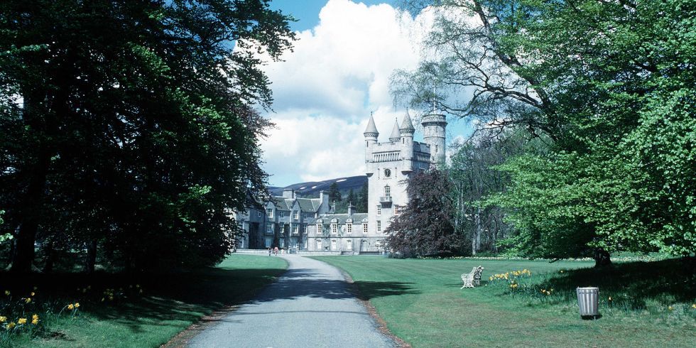 <p>Ze brachten hun huwelijksreis door in Birkhill Lodge, een deel van het Balmoral Estate in Hampshire en het huis van Philip's oom Earl Mountbatten.</p>