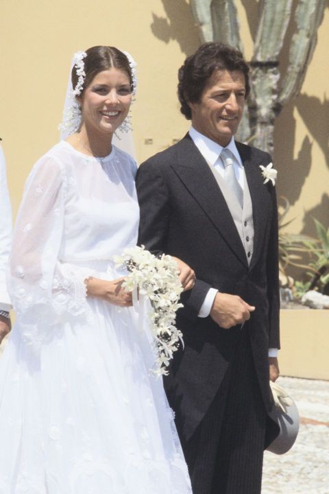 <p>Prinses Caroline, de oudste dochter van Grace Kelly, trouwde met haar eerste echtgenoot - een Parijse bankier - in Monaco. </p>
