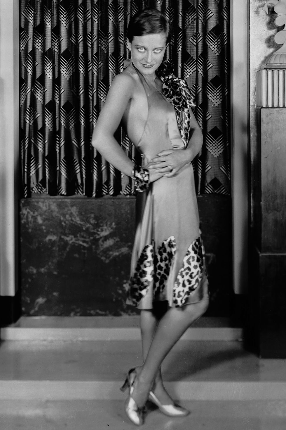 <p>De Amerikaanse actrice Joan Crawford in een zijden jurk met de bewuste print.</p>