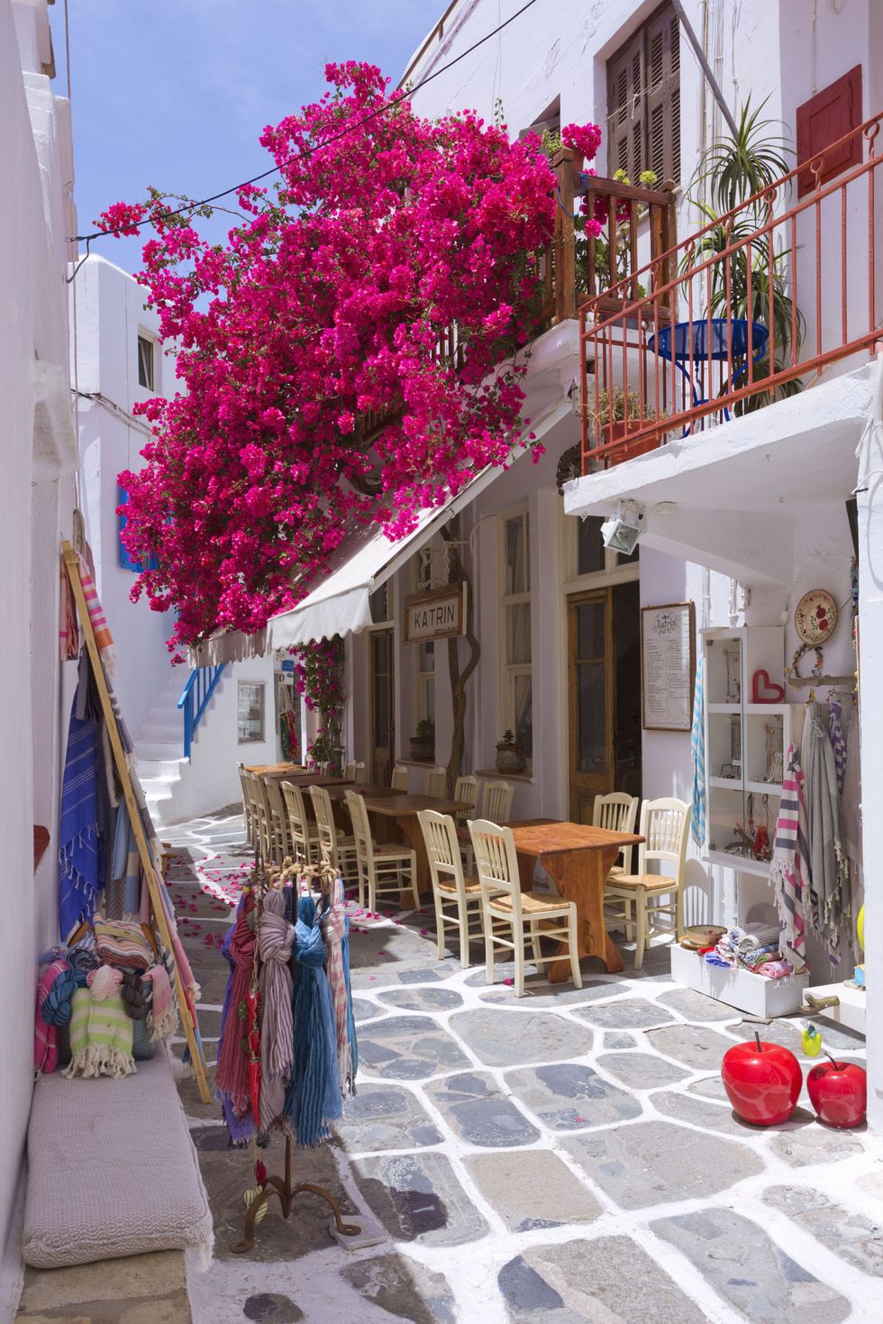 <p><strong><strong>De trend:</strong></strong> Griekenland is weer in opkomst en veroverde zelfs een top 10 plaats in Virtuoso's lijst van fijnste zomerbestemmingen. Over het algemeen steeg het aantal reizen naar Griekenland met 41 procent. Voornamelijk Santorini, Mykonos, Kreta en Rhodos blijken in trek.</p><p><strong>Om te proberen:</strong><strong> </strong>Modevolk houdt er van vakantie te vieren aan de Griekse kusten van Santorini en Mykonos. Zeker een aanrader dus! Probeer <a href="http://www.villakatikies-santorini.com/" target="_blank">Villa Katikies</a>, een luxueus hotel in Sanorini, geliefd bij modebloggers en jet setters.</p>