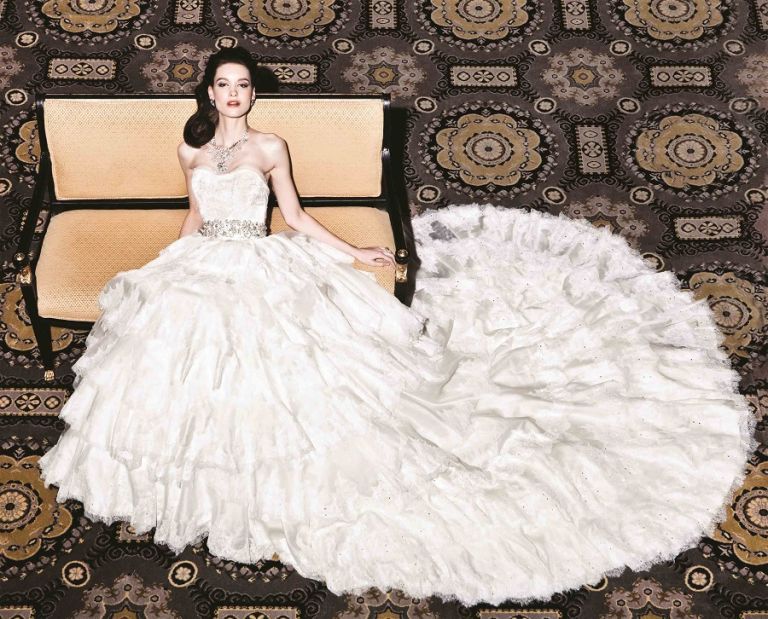 <p>Deze gigantische jurk van ontwerper Yumi Katsura kost het kolossale bedrag van 6,3 miljoen euro en bevat een zeldzame witgouden diamant, een 8.8 karaats groene diamant en iets van duizend parels. Tot nu toe is er geen enkele bruid opgestaan die de jurk heeft durven dragen. En er even 6,3 miljoen euro voor wilde neertellen, ook.</p>