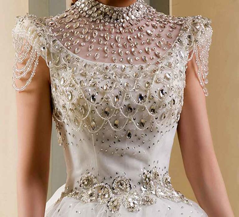<p>Als juwelenmaker Martin Katz zijn krachten bundelt met jurkenontwerper Renee Strauss, dan weet je gewoon dat het prachtig gaat worden. Én dat het prijskaartje torenhoog gaat zijn. 9,4 miljoen euro moet je neertellen voor 's werelds duurste trouwjurk uit de geschiedenis. Maar hé, krijg je wel een jurk bezaaid met 150 diamanten.</p>