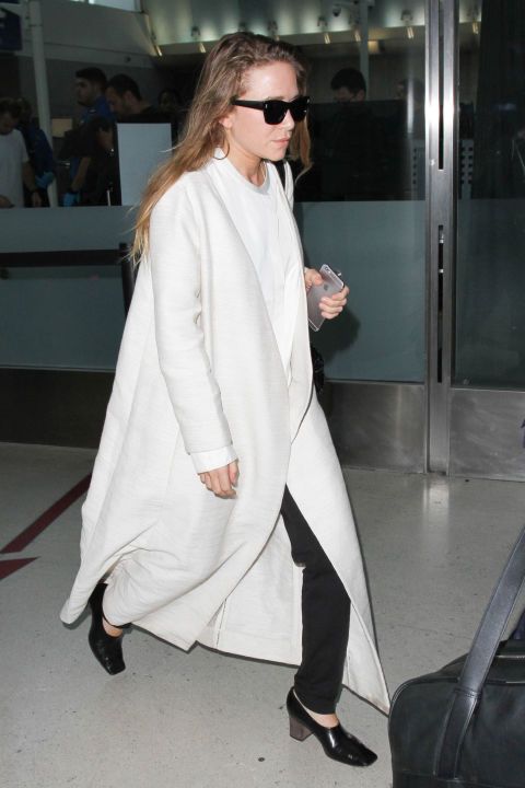<p>Mary-Kate Olsen combineerde haar karakteristieke zwarte zonnebril met een lange, witte jas. </p>