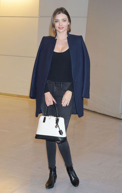 <p>Combineer je jeans - net als Miranda Kerr - met een getailleerde blazer voor een comfortabele doch chique vliegveldlook. </p>
