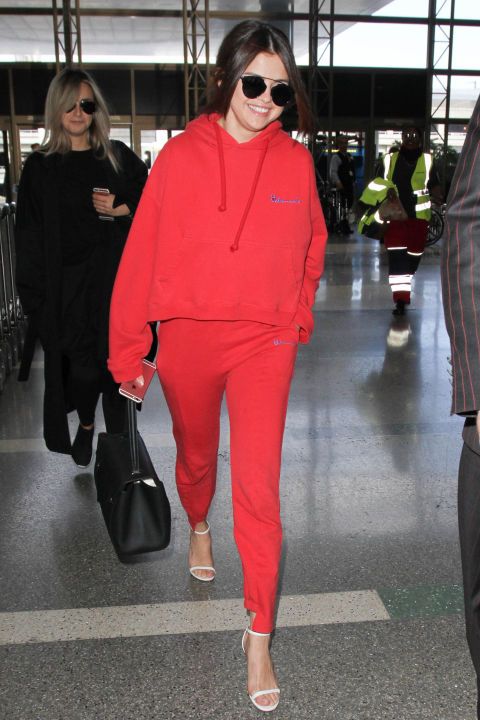 <p>Selena Gomez was bijna niet te missen op het vliegveld in haar rode joggingspak mét hooggehakte sandalen. </p>