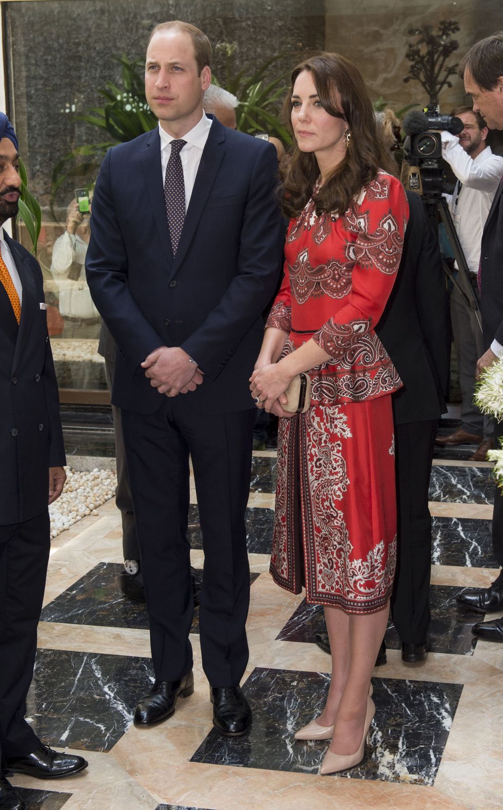 <p>Bij de start van het staatsbezoek aan India en Bhutan droeg Kate één van haar favoriete ontwerpers; Alexander McQueen. Eén van de eerste stops was bij het Taj Mahal Palace Hotel, één van de 4 plaatsen waar in 2008 terroristen toesloegen.</p>