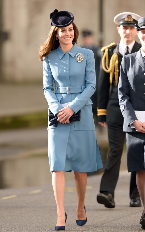 <p>Ter ere van de 75e verjaardag van <em>Britain's Air Cadets</em> droeg Kate één van haar favoriete kledingstukken: een mooi uitgesneden jas die tevens dienst doet als jurk. Deze keer was 'ie lichtblauw en van <strong>Alexander McQueen</strong>.</p>