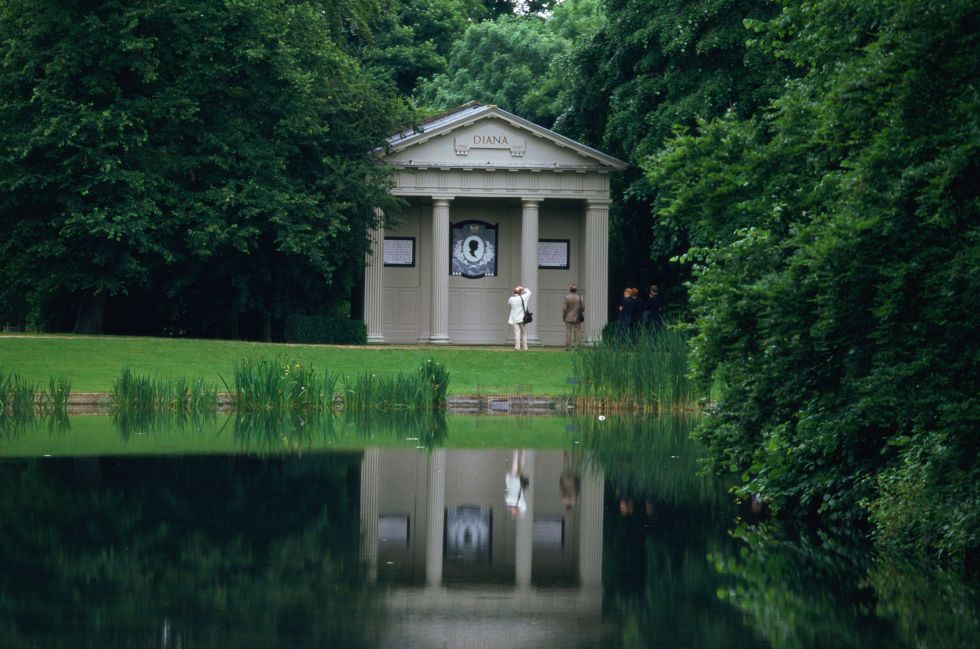 <p>Het eiland ligt in het midden van het Oval meer in Althorp park, waar haar familie woonde. Eigenlijk zou Diana worden begraven in de familiekelder van een kerk, maar op het laatst werd toch besloten haar een privélocatie te geven.</p>