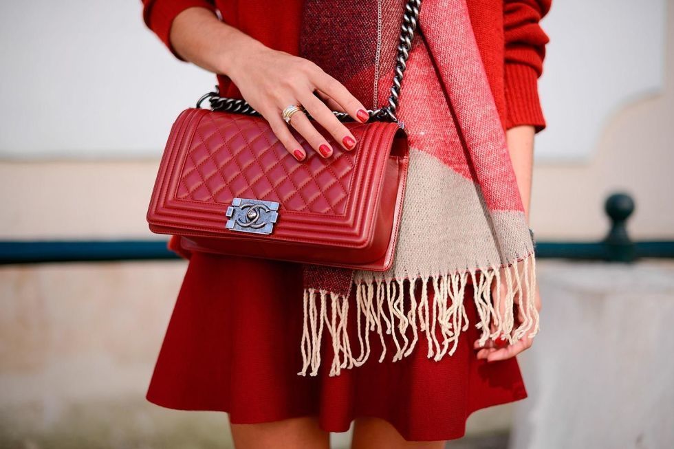 Sleeve, Red, Bag, Pattern, Fashion, Luggage and bags, Shoulder bag, Maroon, Waist, Street fashion, 