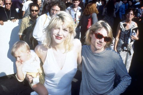 <p>Ze ontmoetten elkaar in 1989 en groeiden al snel uit tot het koninklijke koppel van de grunge, toen Cobains band Nirvana beroemder en beroemder werd. Beiden kampten met drugsverslaving, een probleem dat grotere vormen aannam toen hun dochter Frances Bean in 1992 werd geboren. Vlak daarna trouwden ze op Hawaii, maar hun einde was plots en tragisch: de zelfmoord van Cobain op 5 april 1994.</p>