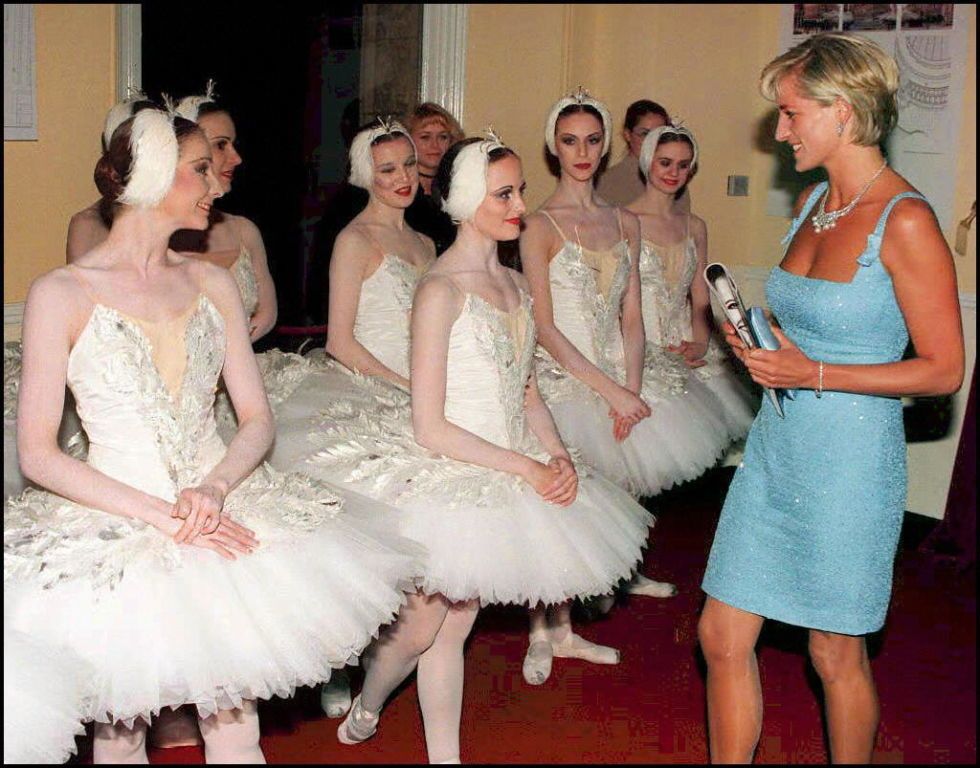 <p>Als kind droomde ze ervan ooit als ballerina op de planken te staan, maar helaas werd ze te lang waardoor ze haar droom niet waar kon maken. Haar liefde voor dans zorgde ervoor dat ze een grote supporter werd van het English National Ballet, iets wat ze volhield tot haar dood. Hier begroet ze de ballerina's in de <em>Royal Albert Hall </em>na hun vertolking van het Zwanenmeer.</p>