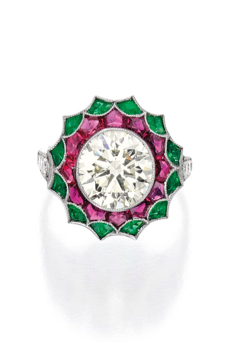<p>Een ring bezet met platinum, diamanten, robijn en smaragd.</p><p>Geschatte waarde op €18,000 — 28,000</p>