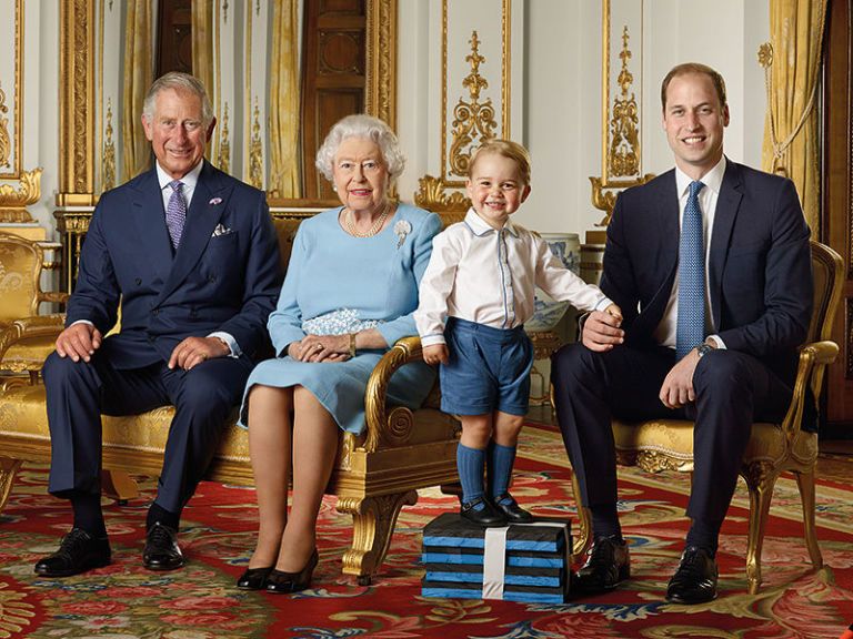prins george poseert met koningin elizabeth, prins charles en prins william