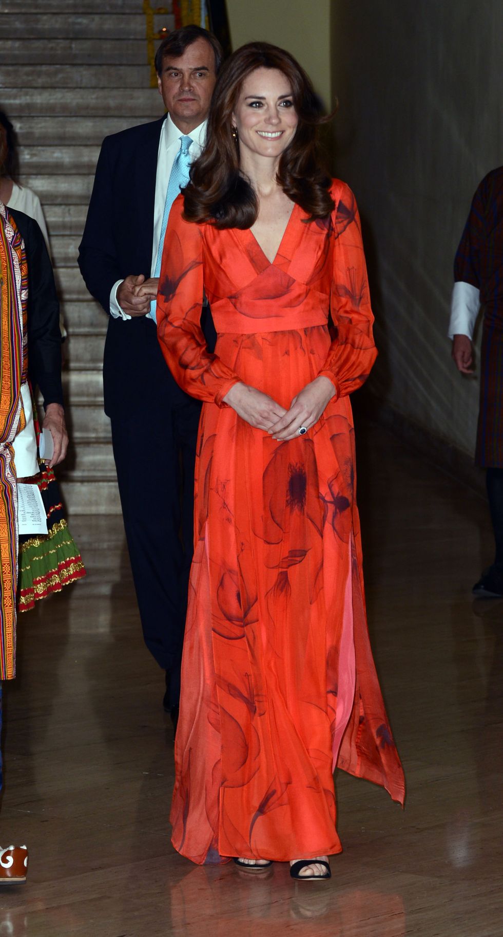 <p>Voor een feestelijke receptie in het Taj Hotel, om de 'relatie' tussen Engeland en Bhutan te vieren, droeg ze een rode jurk met opdruk van Beulah. </p>