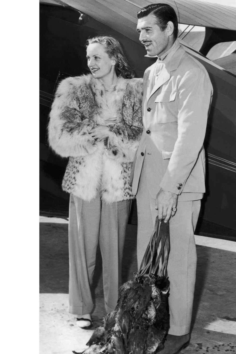 Clark GABLE and his wife Carole LOMBARD returning from a "wilderness" hike in California on June 2, 1940. Clark GABLE carries a bag made of bird feathers. As for the actress, she died two years later in a plane crash.&#xA;Le 2 juin 1940, Clark GABLE et son épouse Carole LOMBARD reviennent d'une randonnée "sauvage" en Californie. Clark GABLE porte un sac fait de plumes d'oiseau.&#xA;Quant à l'actrice, elle meurt deux ans plus tard dans un accident d'avion.