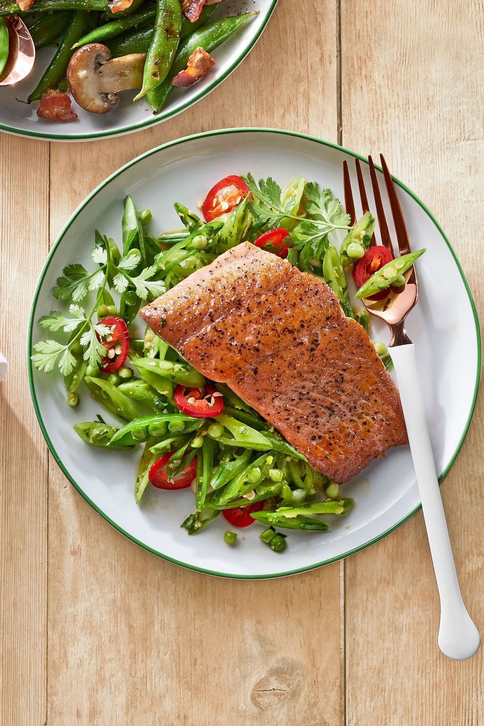 <p>Perfect voor de lichte eter.</p><p><a href="http://www.countryliving.com/food-drinks/recipes/a37755/gingery-snap-pea-slaw-with-seared-salmon-recipe/">Het volledige recept vind je hier.</a></p>